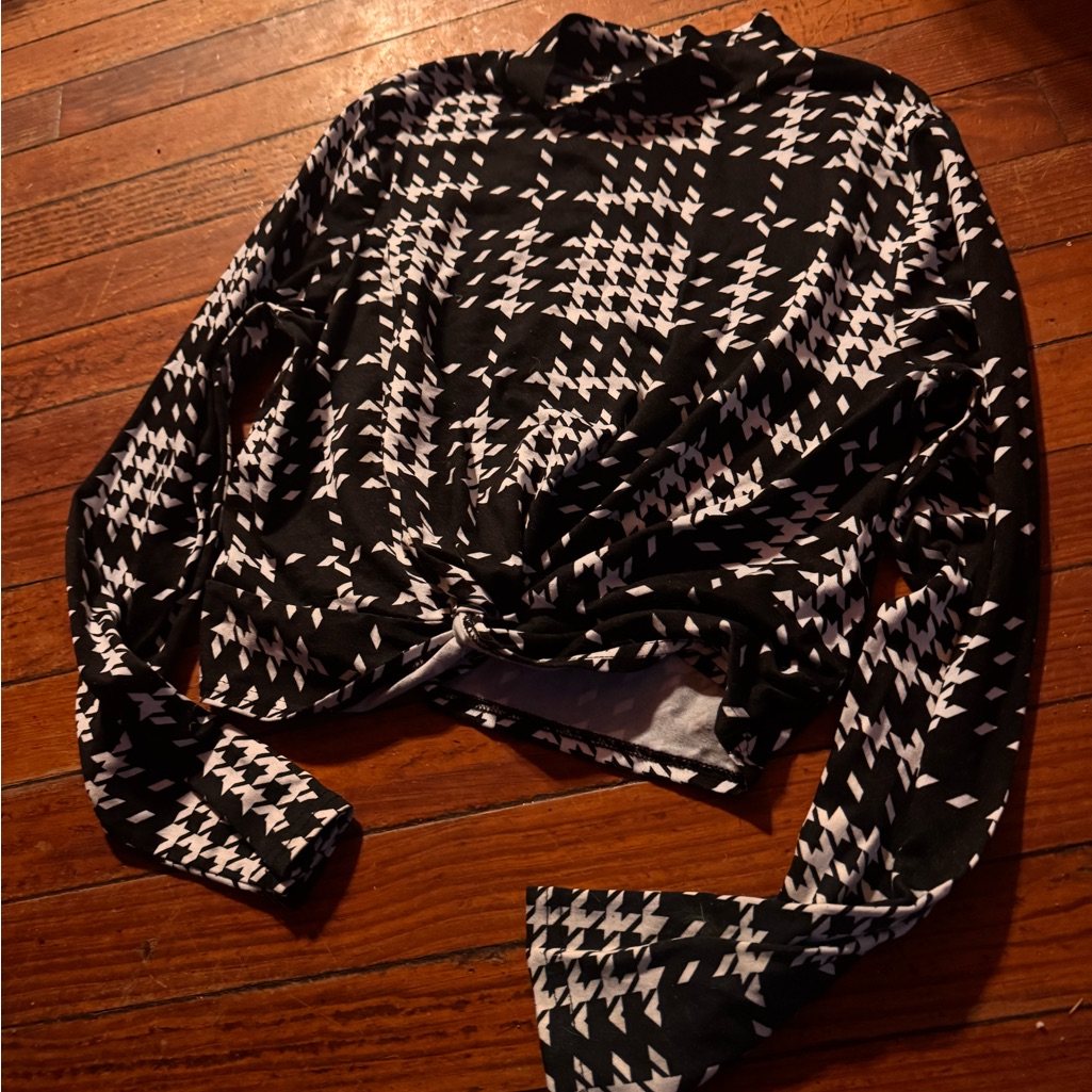 Cropped Hounds Tooth Black And White Long Sleeve Top